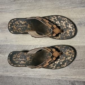 Women size 9 Clark wedge heel flip flops